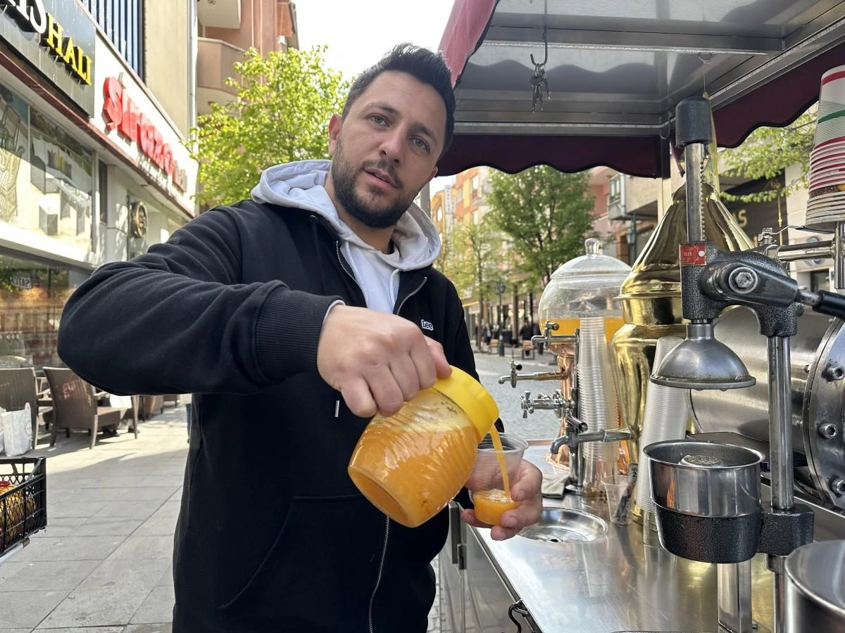 Mevsim geçişlerinde grip önlemi olarak portakal ve limon suyu tüketiliyor 
