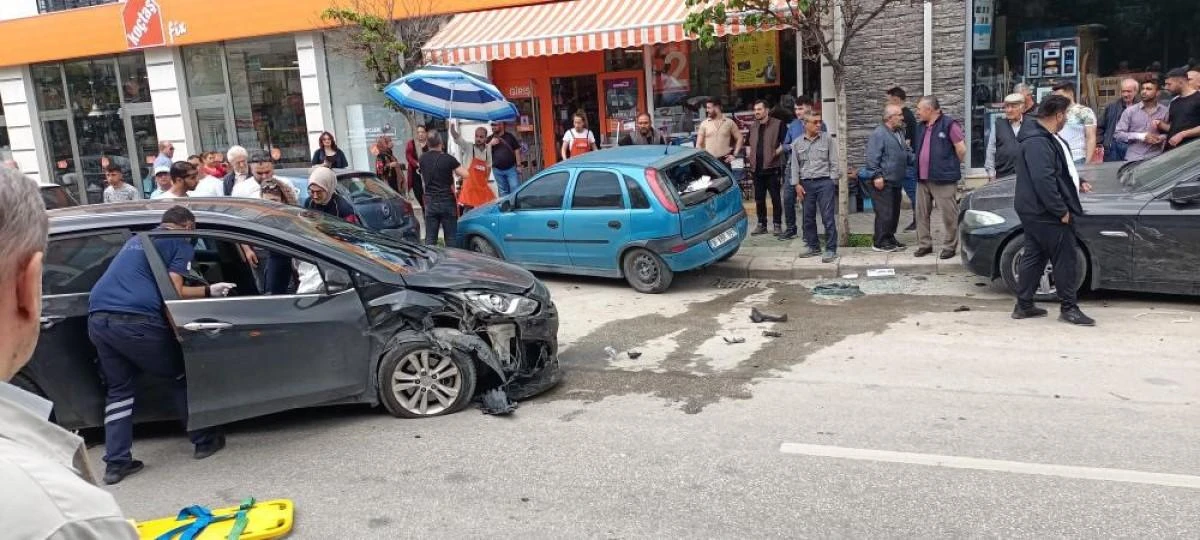 Eskişehir’de direksiyon başında sara nöbeti geçiren sürücü, park halindeki 2 araca çarparak durabildi.