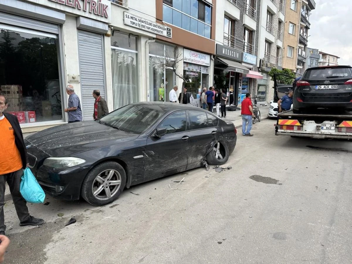 Eskişehir’de direksiyon başında sara nöbeti geçiren sürücü, park halindeki 2 araca çarparak durabildi.