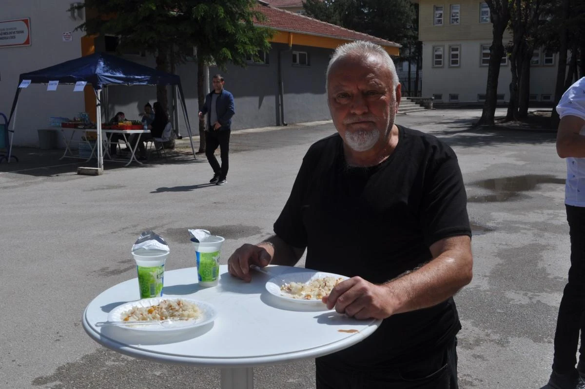 Oy kullanmaya giden seçmene bu kez pilav ayran sürprizi