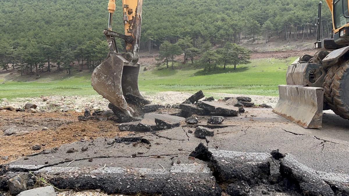 Sel suları Yazılıkaya yolunu kullanılmaz hale getirdi
