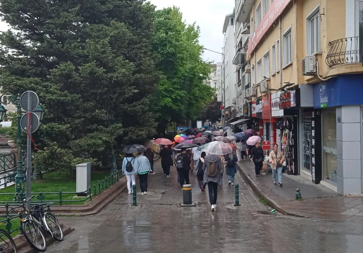 Yağmurda açılan rengarenk şemsiyeler renkli görüntü oluşturdu