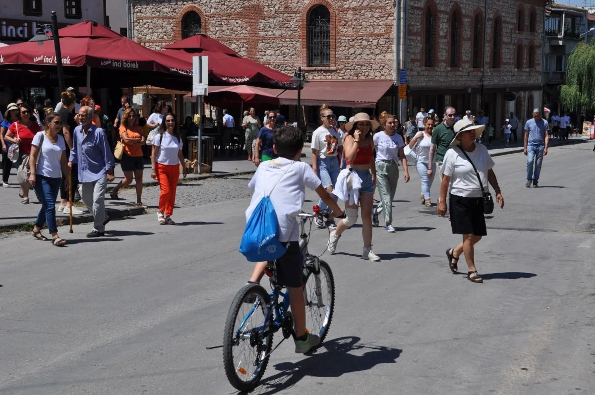 Bunaltıcı sıcağa rağmen gezmeye devam eden turistler dikkat çekti
