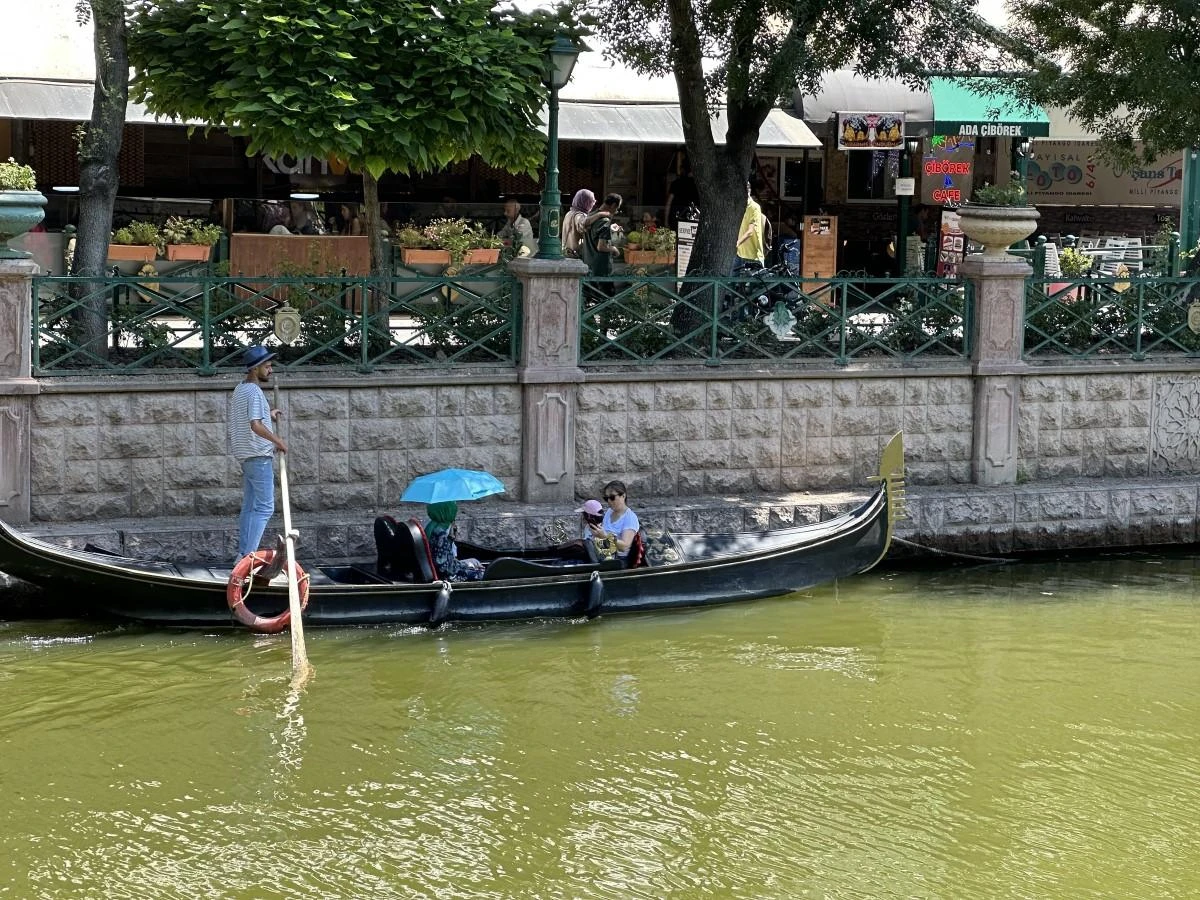 Gondol turu yaparken şemsiye açtı
