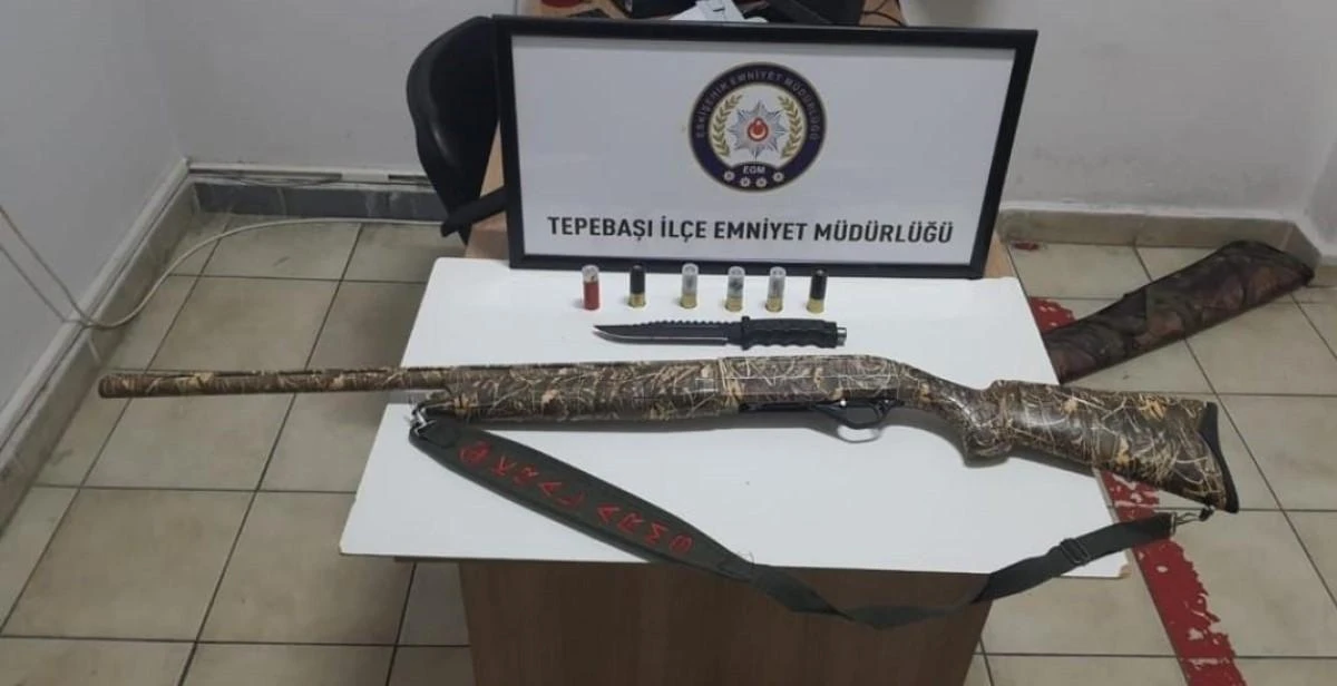 Eskişehir Emniyet Müdürlüğü ekipleri tarafından yapılan çalışmalarda, şüpheli şahsıların üzerinden silah, kesici alet ve uyuşturucu madde bulundu.