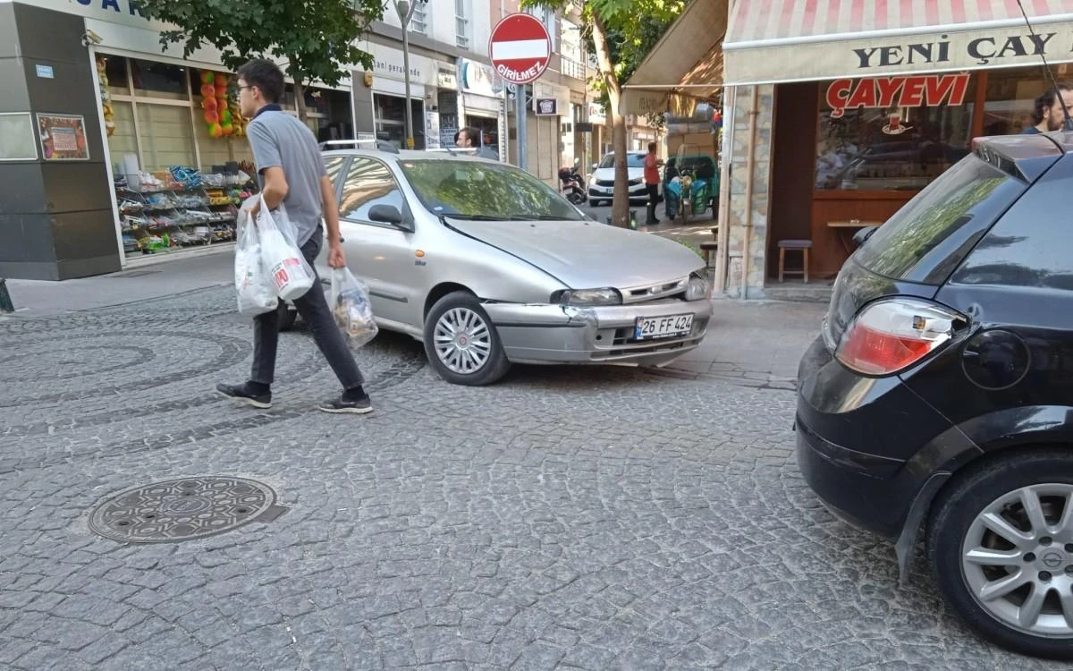 Eskişehir’de iki araç çarpıştı
