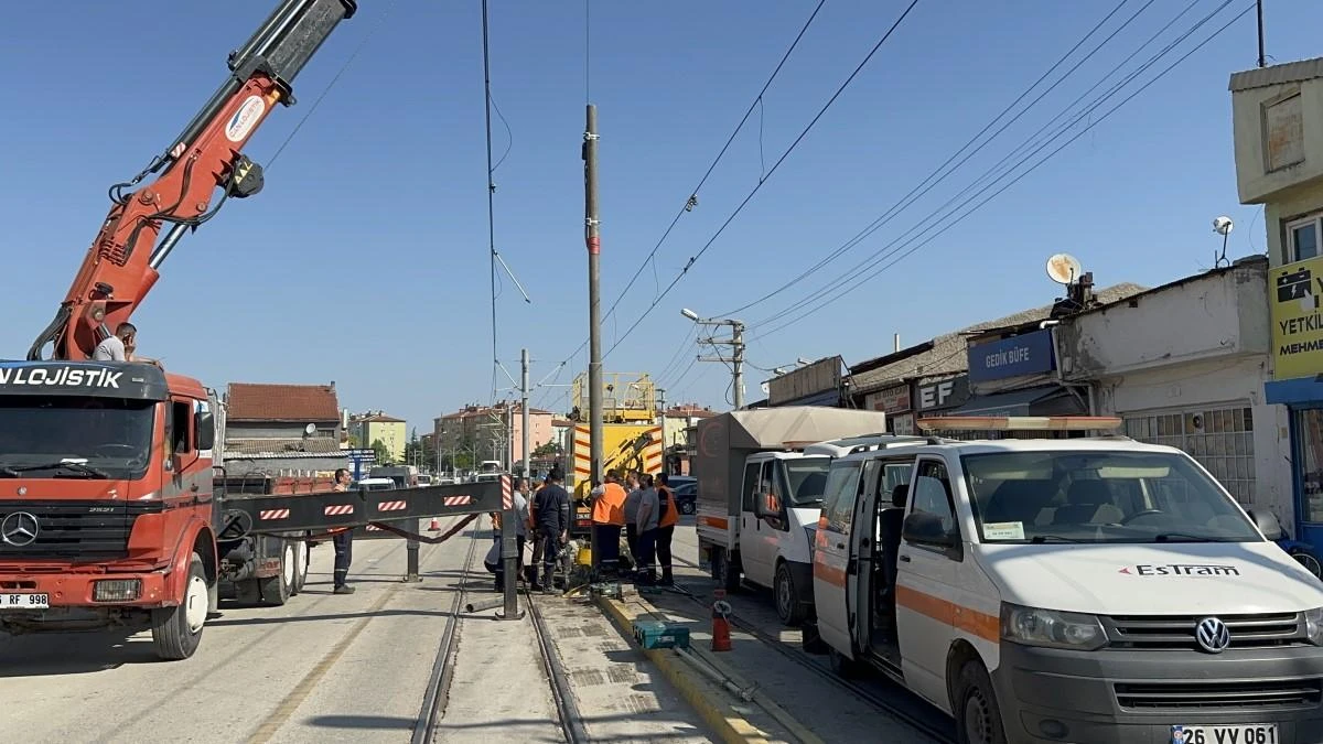 Eskişehir’de direksiyon hakimiyetini kaybeden bir sürücünün kullandığı aracın tramvay kataner direğine çarpması sonucunda yaralanan 2 kişi hastaneye kaldırıldı.