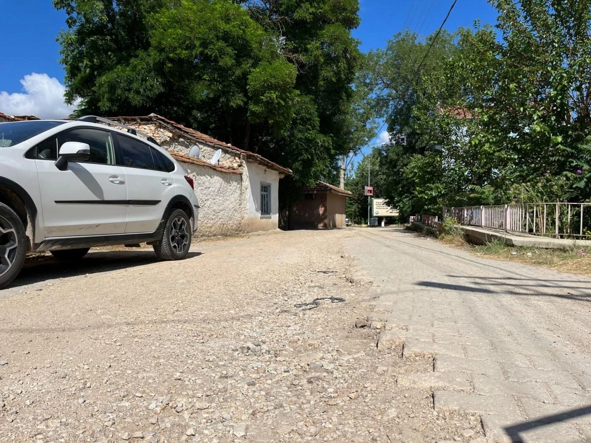 Uzun yıllardır asfalt dökülmeyen yollar mahalleliyi mağdur ediyor
