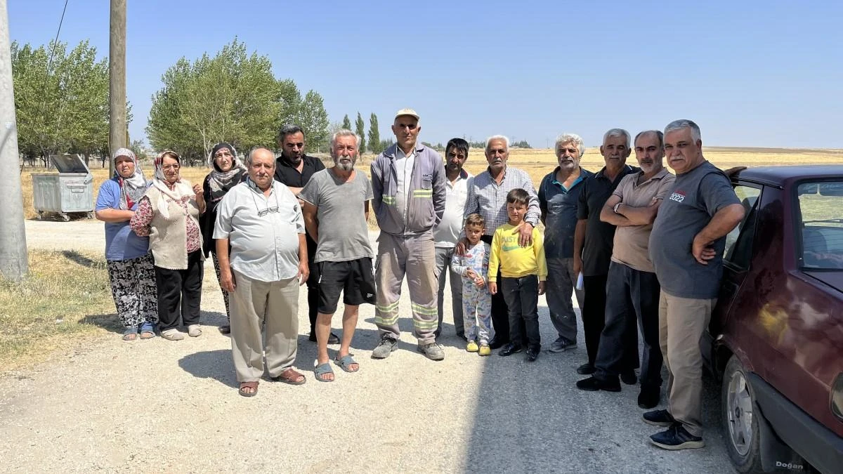 Kanalizasyon ve altyapı sorunu yaşayan vatandaşlar yetkililerden yardım istiyor