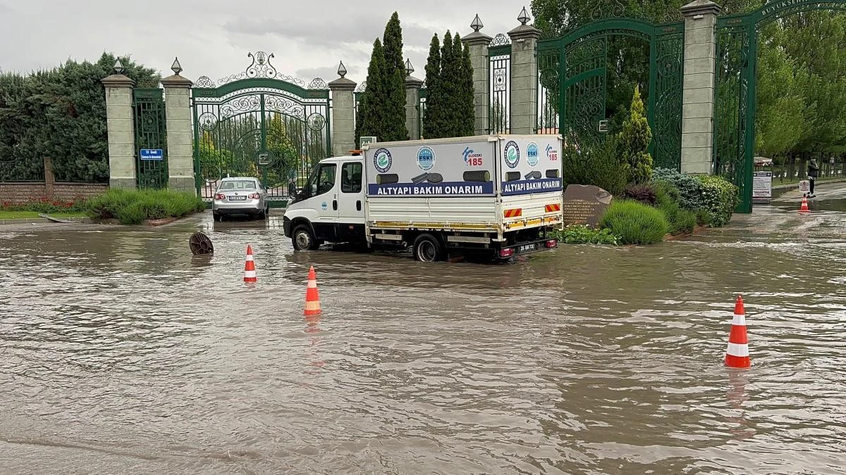 Eskişehir'de Yağış Sonrası Arabalar Yüzme Öğrendi