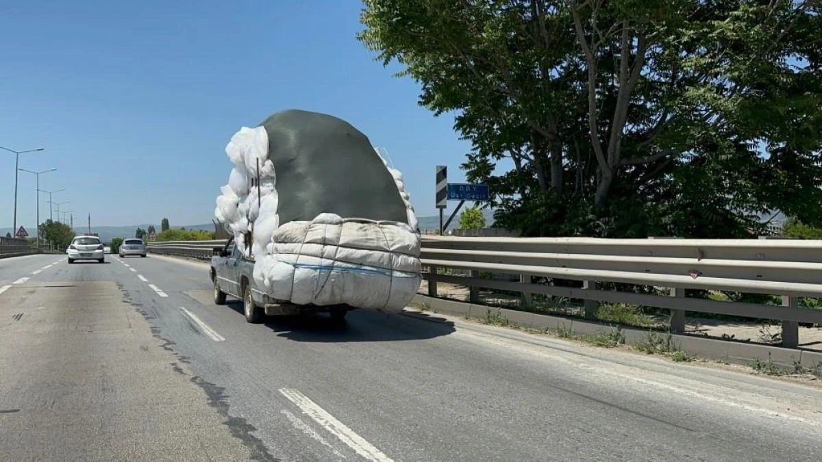 Eskişehir çevre yolunda bir pikaba yüklenen yükü gören vatandaşlar 'yok artık' dedi.
Olay geçtiğimiz cumartesi günü meydana geldi. Edinilen bilgiye göre Eskişehir-Bursa Karayolu üzerinde seyir halinde olan bir pikap tehlikeli bir yolculuk yaptı. Pikaba sarılan yüklerin pikaptan büyük görünmesi yolculuk eden vatandaşları hayrete düşürdü. Aşırı yükle sarılmış olan pikap adeta kamyon boyutunda görünürken, gördükleri karşısında şaşkınlığını gizleyemeyen vatandaşlar, aşırı yüklenmiş aracı cep telefonu kameralarıyla kaydetti.