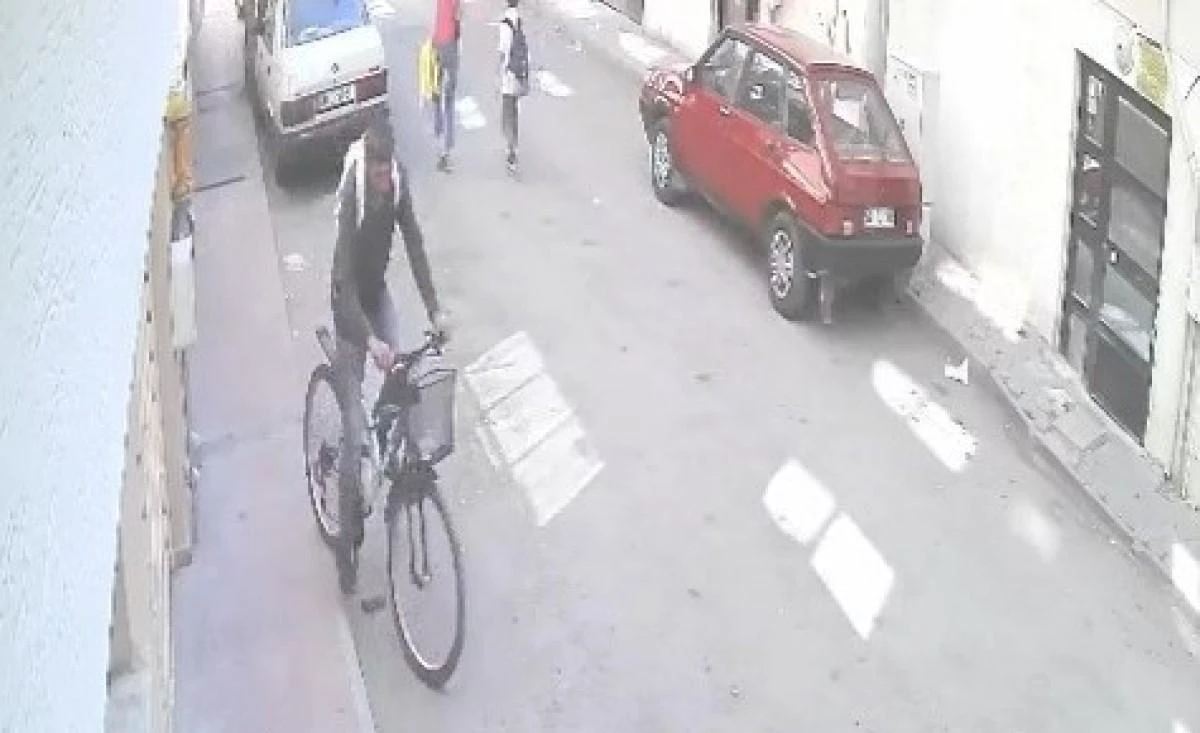 Bisiklet hırsızı güvenlik kameralarına yakalandı
