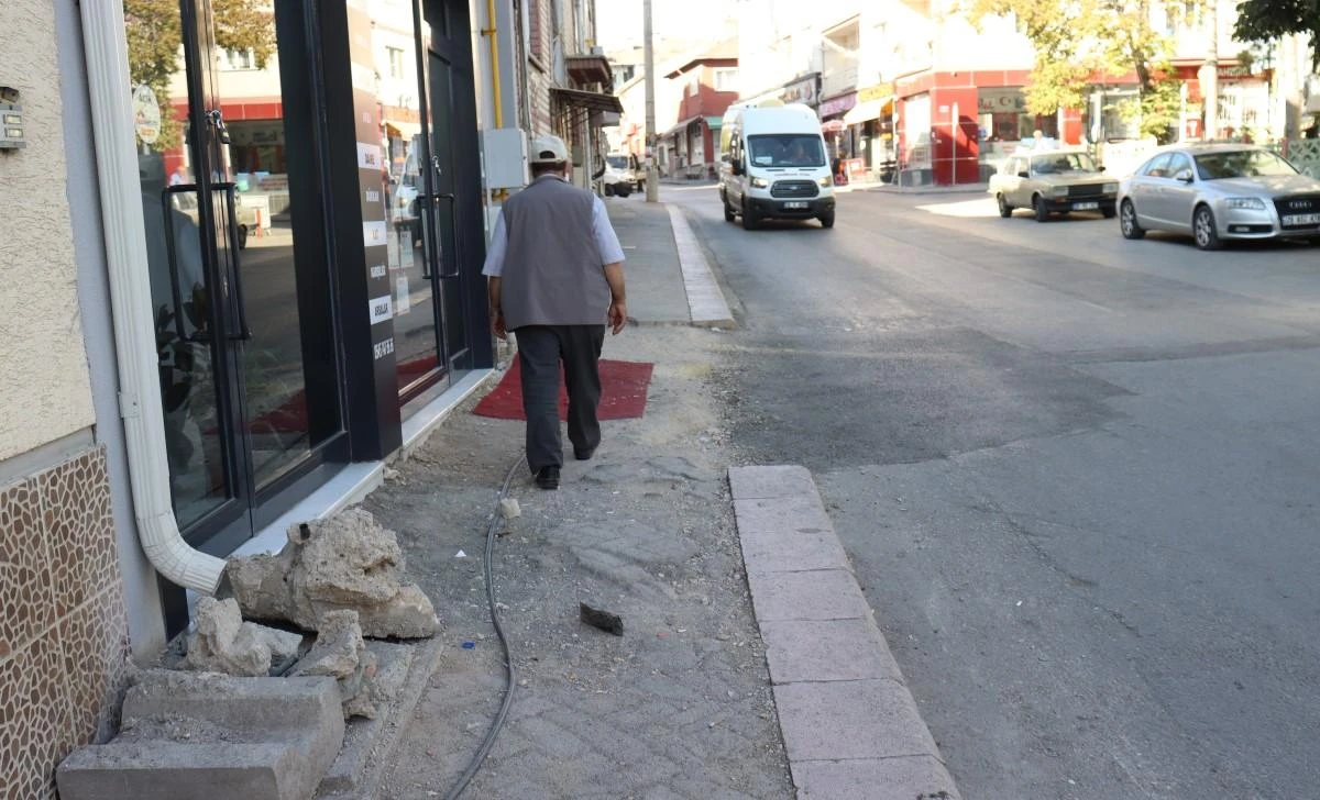 Bozuk kaldırımlar onarım bekliyor
