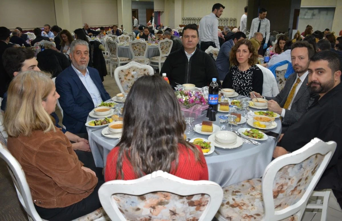 Depremzedeler iftar programında bir araya geldi