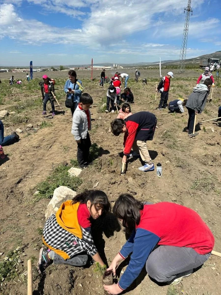 Eskişehir Eko-Okullar'dan şenlik havasında fidan dikim etkinliği