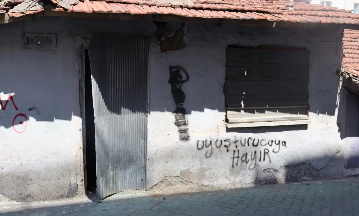 Eskişehir’deki virane ev sokak sakinlerine endişe veriyor
