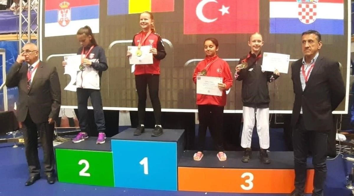 Eskişehirli genç sporcu Perihan Naz Sakınak, Karadağ'da düzenlenen 27. Balkan Çocuklar Karate Şampiyonası'nda üçüncü oldu.
Eskişehirli genç sporcu, 26-28 Mayıs tarihlerinde Karadağ'ın Bar kentinde düzenlenen Balkan Çocuklar Karate Şampiyonası'nda başarı elde etti. On ülkeden bin 500 sporcunun katıldığı şampiyonada mücadele eden genç sporcu Sakınak, madalya almaya hak kazandı. Şampiyonada 40 kilo kumite kategorisinde yarışan 10 yaşındaki Perihan Naz Sakınak, üçüncü oldu. Eskişehir Gençlik ve Spor İl Müdürlüğü, bronz madalya ile gururlandıran genç sporcu ve antrenörleri için tebrik mesajı yayınladı.

Balkan Çocuklar Karate Şampiyonası'nda "Türkiye rüzgarı"
Karadağ’da gerçekleştirilen şampiyonaya Türk sporcular damga vurdu. Türkiye Karete Federasyonundan yapılan açıklamaya göre, 27. Balkan Çocuklar Karate Şampiyonası'nda büyük bir başarı elde eden Türkiye, 14 altın, 14 gümüş ve 17 bronz madalya kazanarak toplamda 45 madalya ile genel klasmanda birinci oldu.