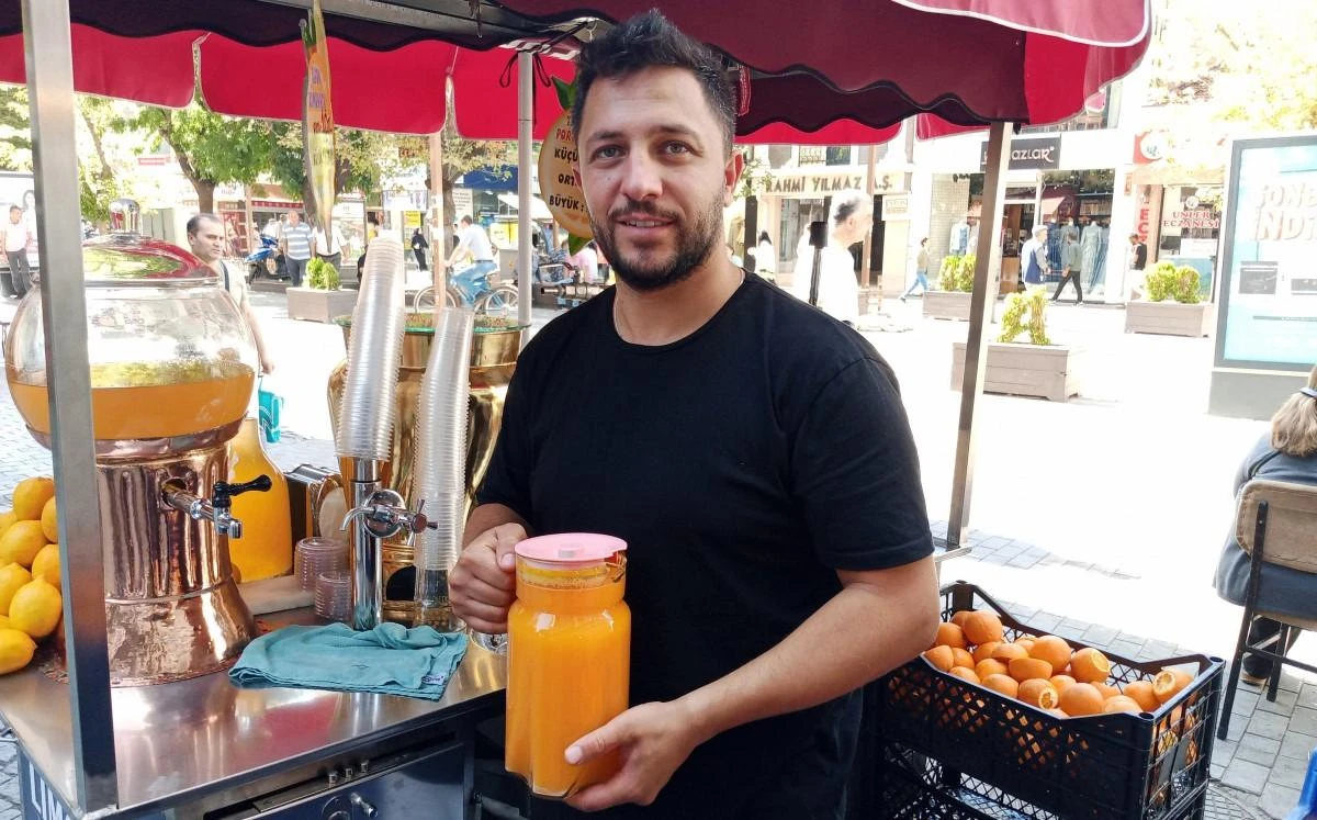Vatandaşlar mevsim geçişlerinde hastalıklara önlem olarak portakal suyu içiyor
