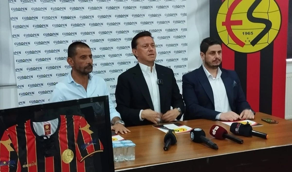  Eskişehirspor, forvet oyuncusu Ercan Kuruçay ve kaleci İhsan Turgut Kirveli'yle sözleşme imzaladı ve iki ismi de kadrosuna dahil etti.