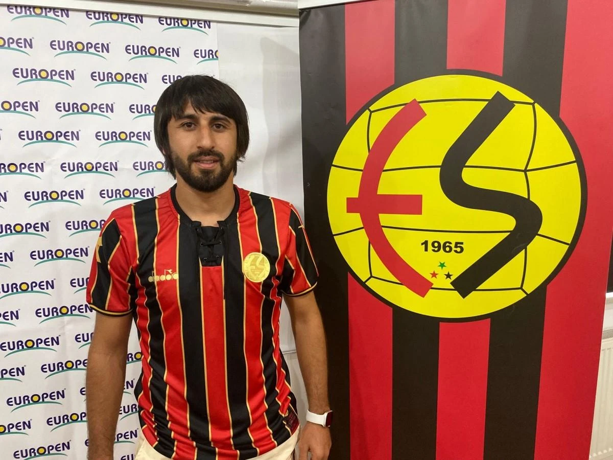  Eskişehirspor, forvet oyuncusu Ercan Kuruçay ve kaleci İhsan Turgut Kirveli'yle sözleşme imzaladı ve iki ismi de kadrosuna dahil etti.