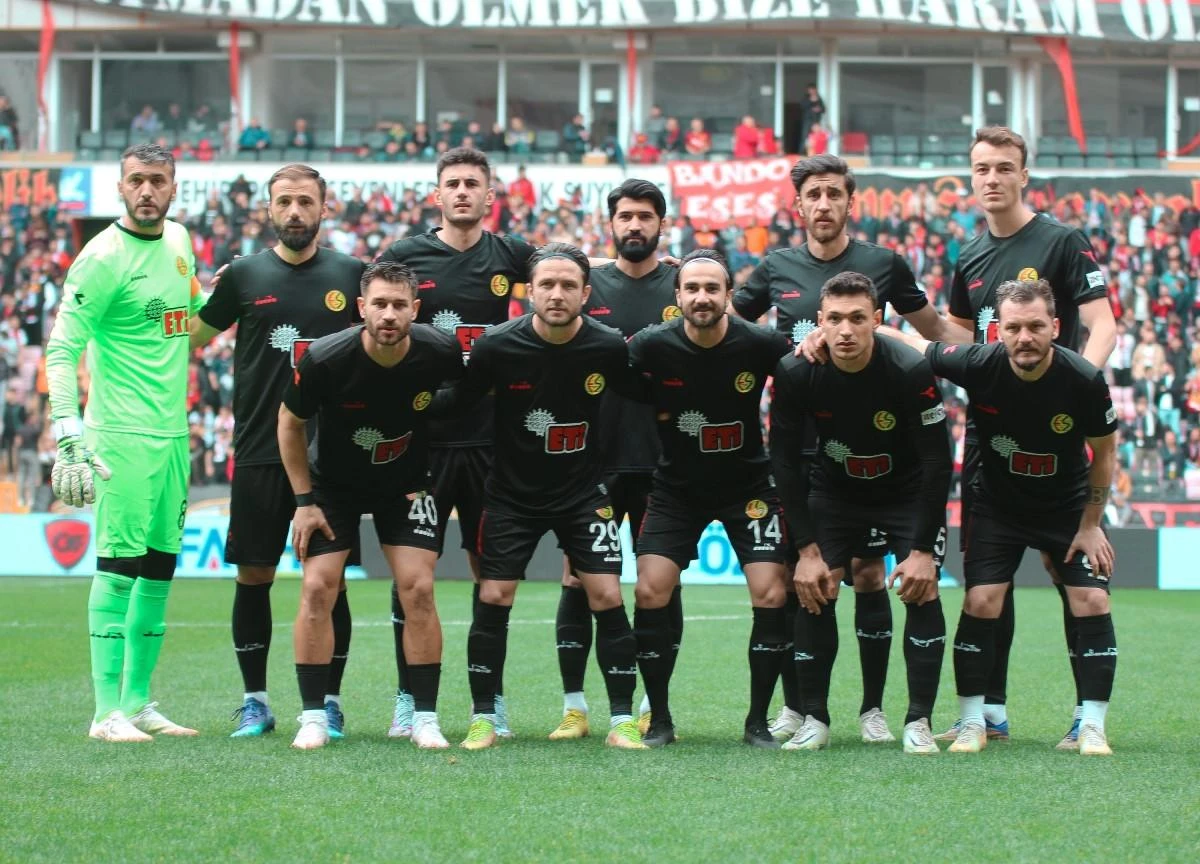 Eskişehirspor ligde son kez taraftarı önüne çıkıyor