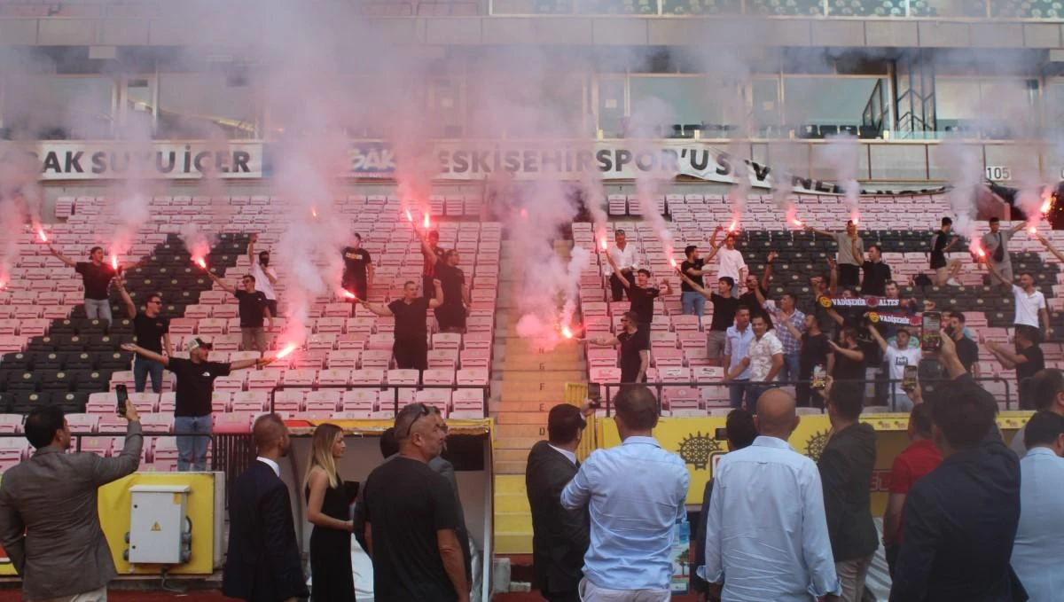 Eskişehirspor yeni forma göğüs sponsorunu tanıttı
