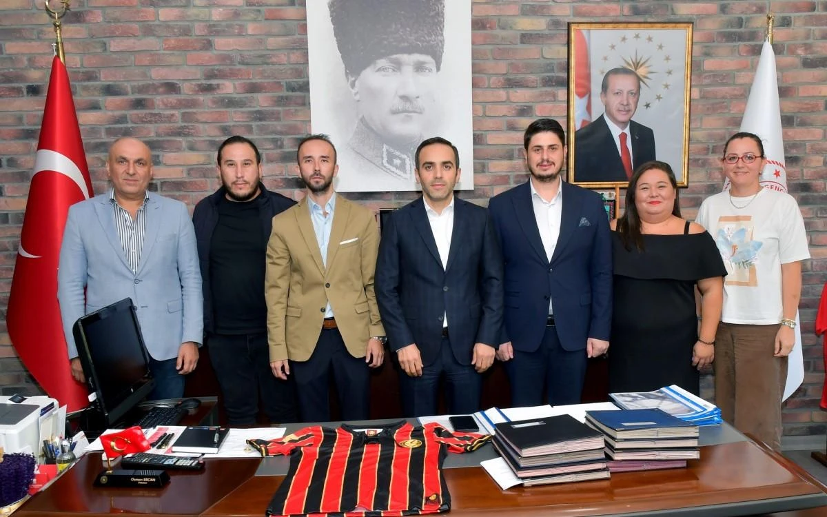 Eskişehirspor yöneticileri Eskişehir Gençlik ve Spor Müdürü Osman Ercan'ı ziyaret etti
