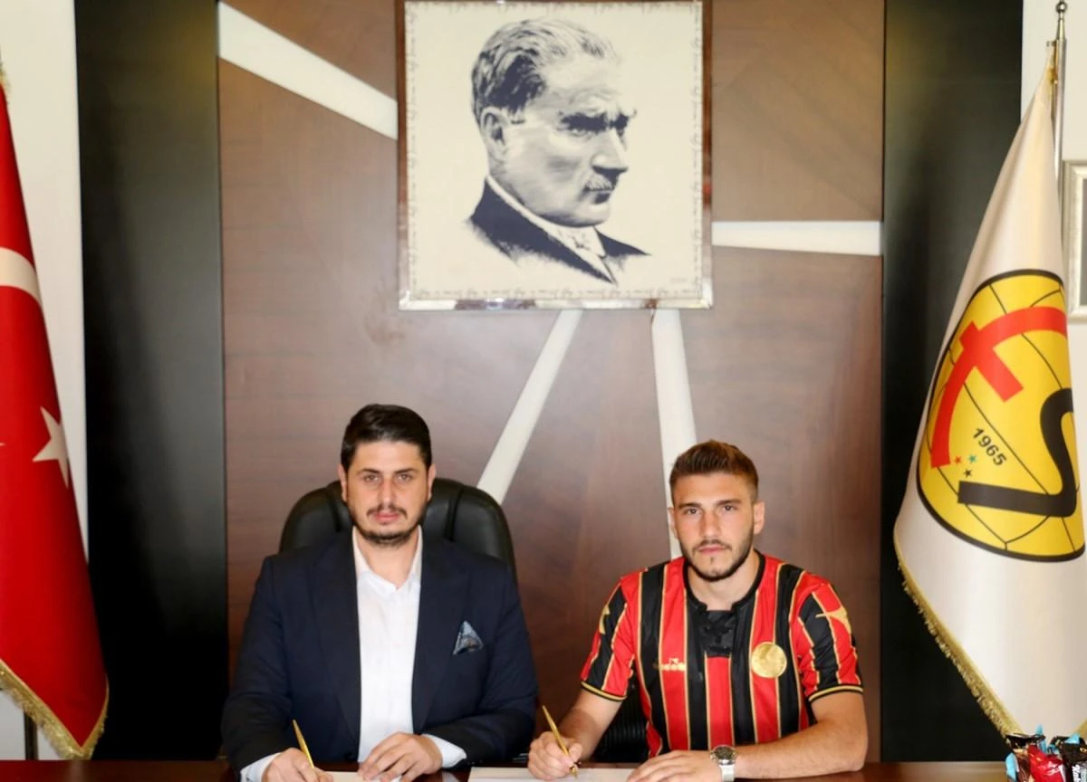 Bölgesel Amatör Lig’de (BAL) yeni sezon transfer çalışmalarını sürdüren Eskişehirspor, Alaçatıspor’dan orta saha oyuncusu Yasin Dölekli’yi ile anlaştı.