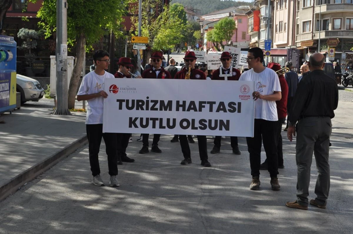 Liseliler Turizm Haftası İçin Yürüyüş Yaptı