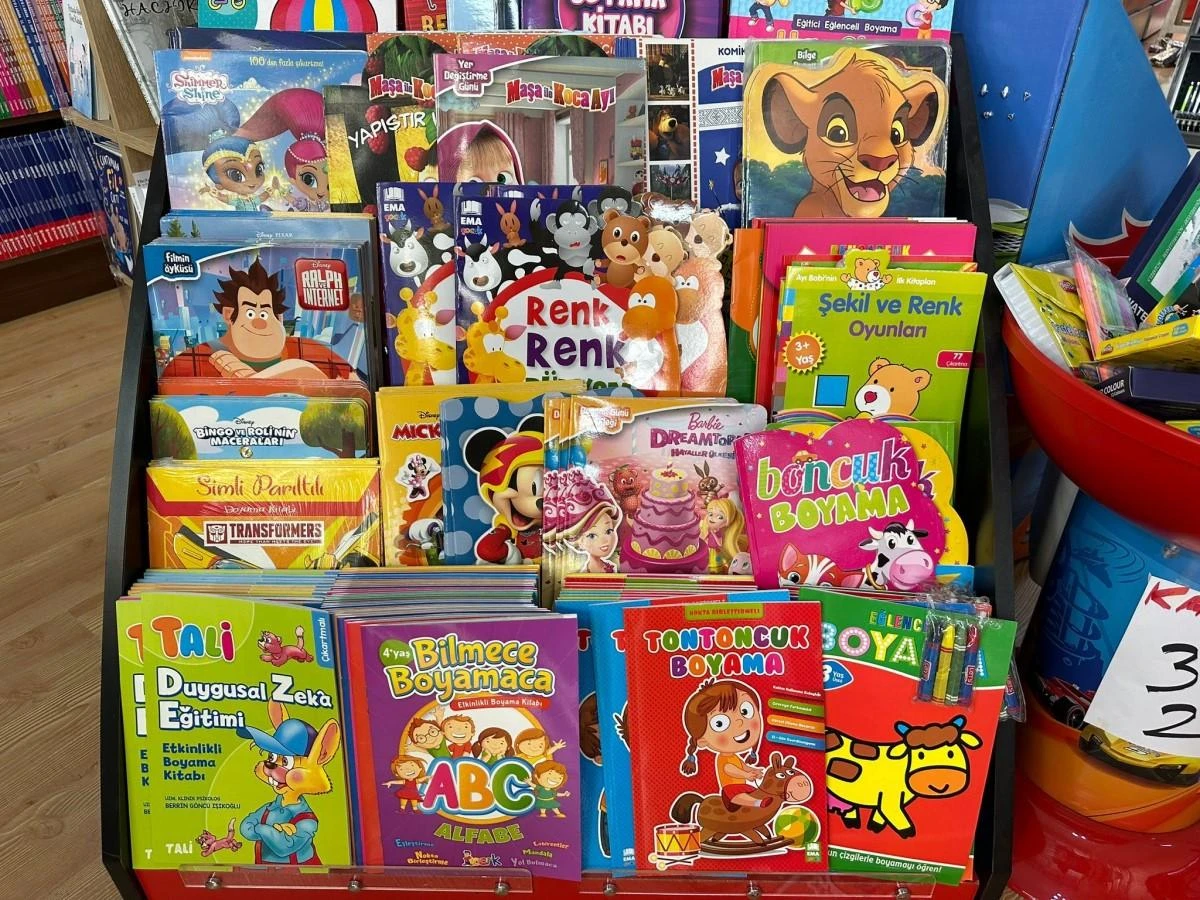 Okula hazırlık yapan aileler çocuk kitaplarına ilgi gösteriyor
