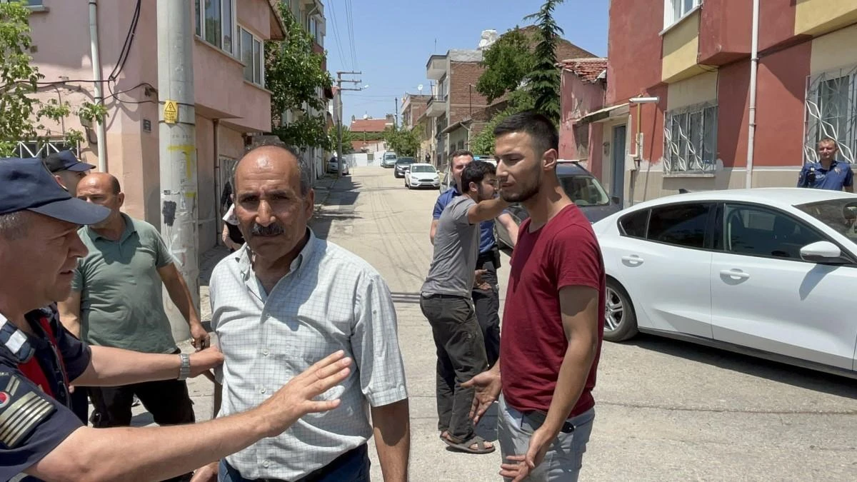 Eskişehir’de hırsız olduğundan şüphelenilen şahısların evinde arama yapmak için düzenlenen operasyonda, şahıslar jandarma ve polis ekiplerine karşı direndi.