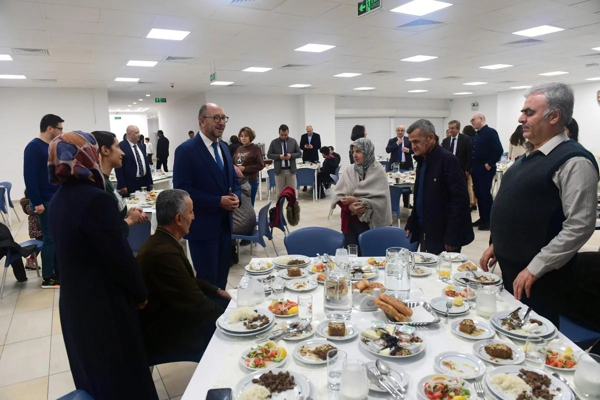 Rektör Erdal iftarda depremzede aileler ile