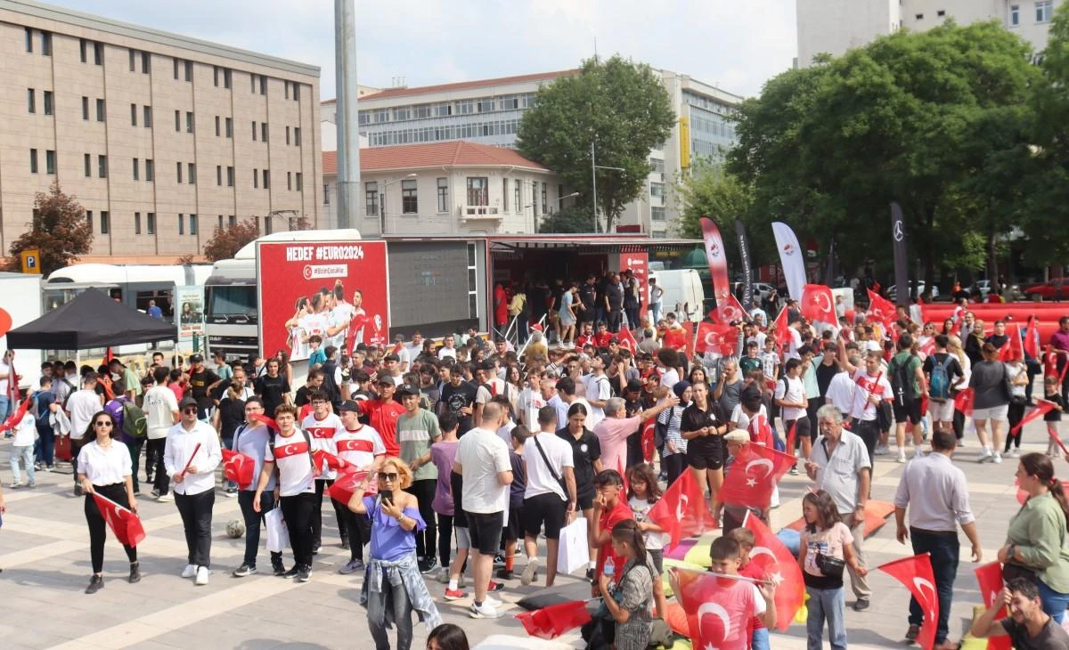 Türkiye Futbol Federasyonu valilik önündeki etkinliklerine devam ediyor
