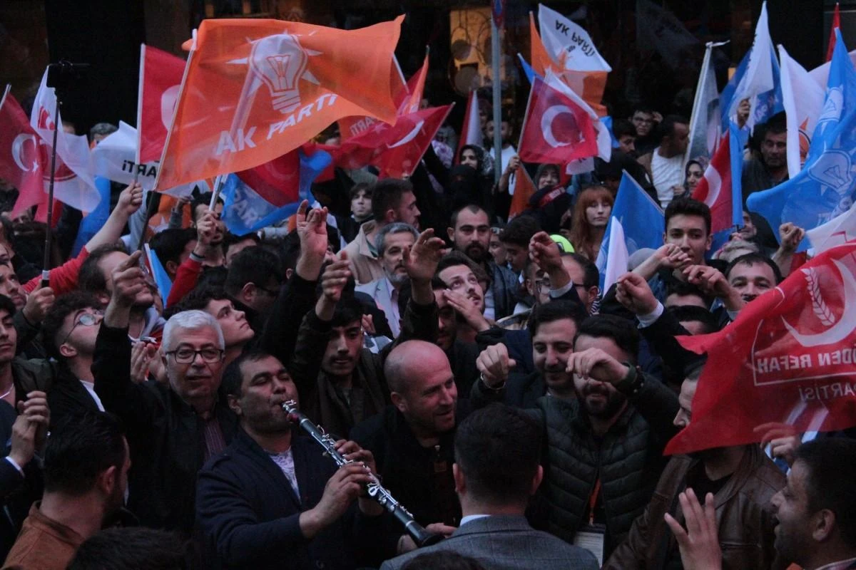 Binlerce kişi AK Parti Eskişehir İl Başkanlığı önünde zafer kutlaması yaptı
