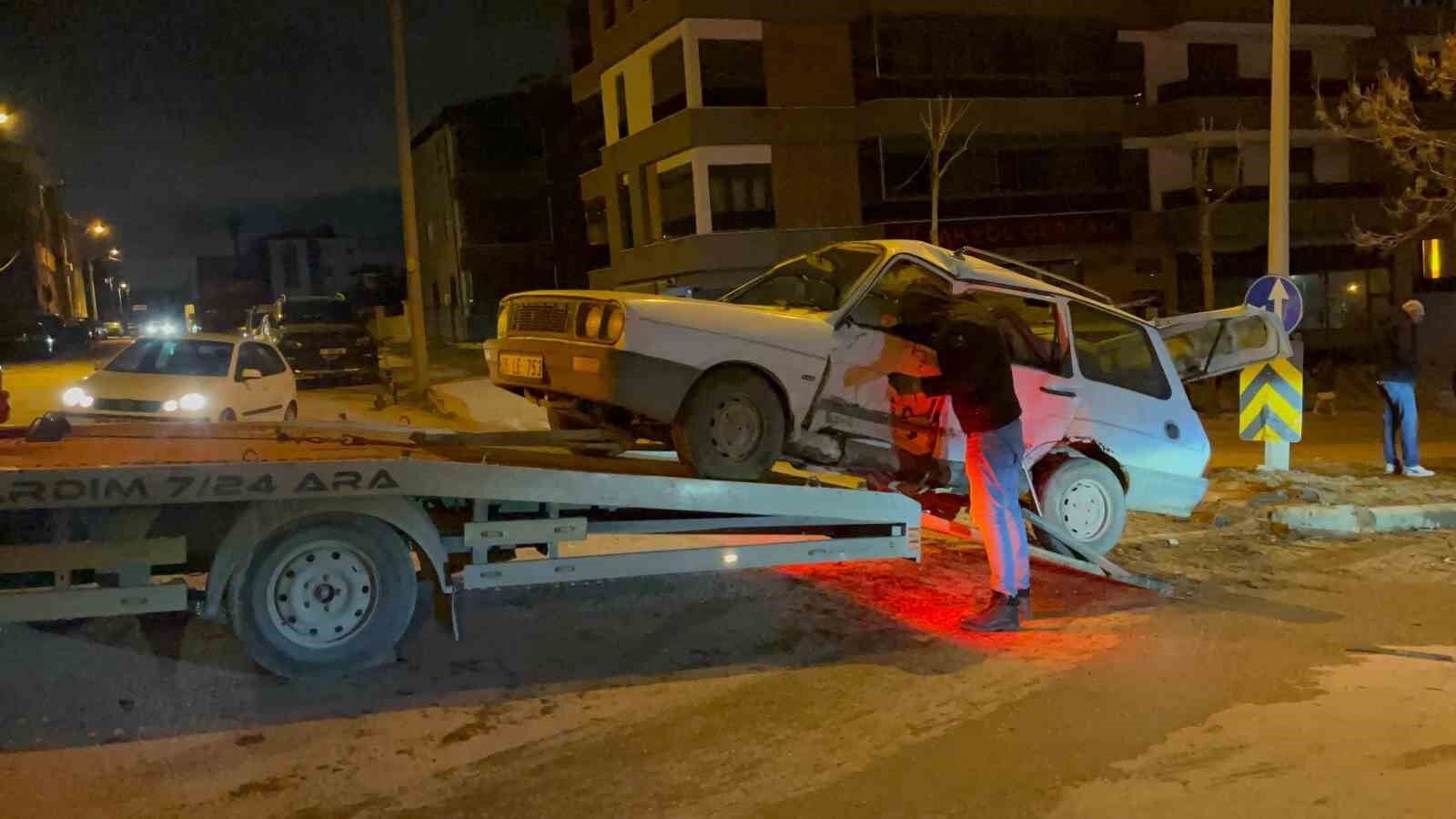 Emek Mahallesi’nde Kaza Otomobil Yan Yattı (1)