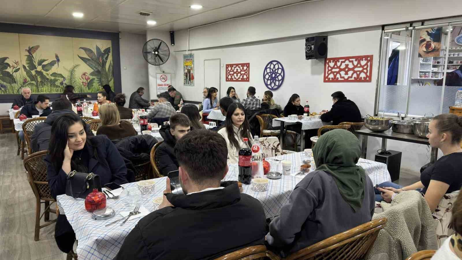 Eskişehir’de Yeni Evli Çiftler İftar Sofrasında Buluştu (1)