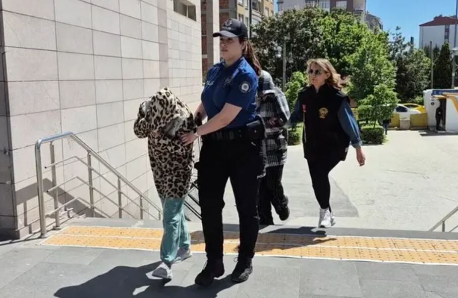 Eskişehir’de Kadının Boynundaki 17 Çeyrek Altın Böyle Çalındı O Anlar Kamerada (1)