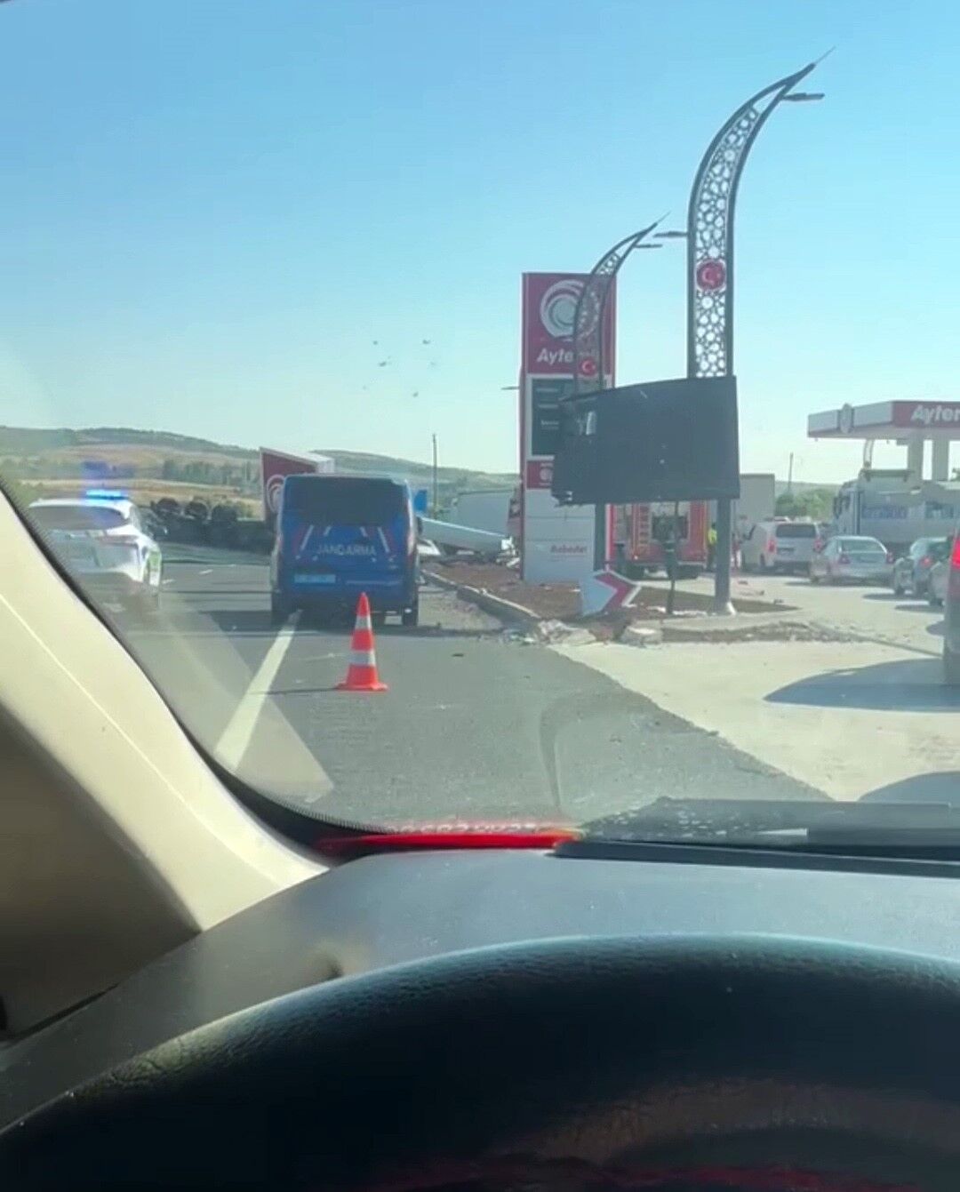 Eskişehir'de Tavuk Yüklü Tır Akaryakıt Istasyonuna Daldı (2)