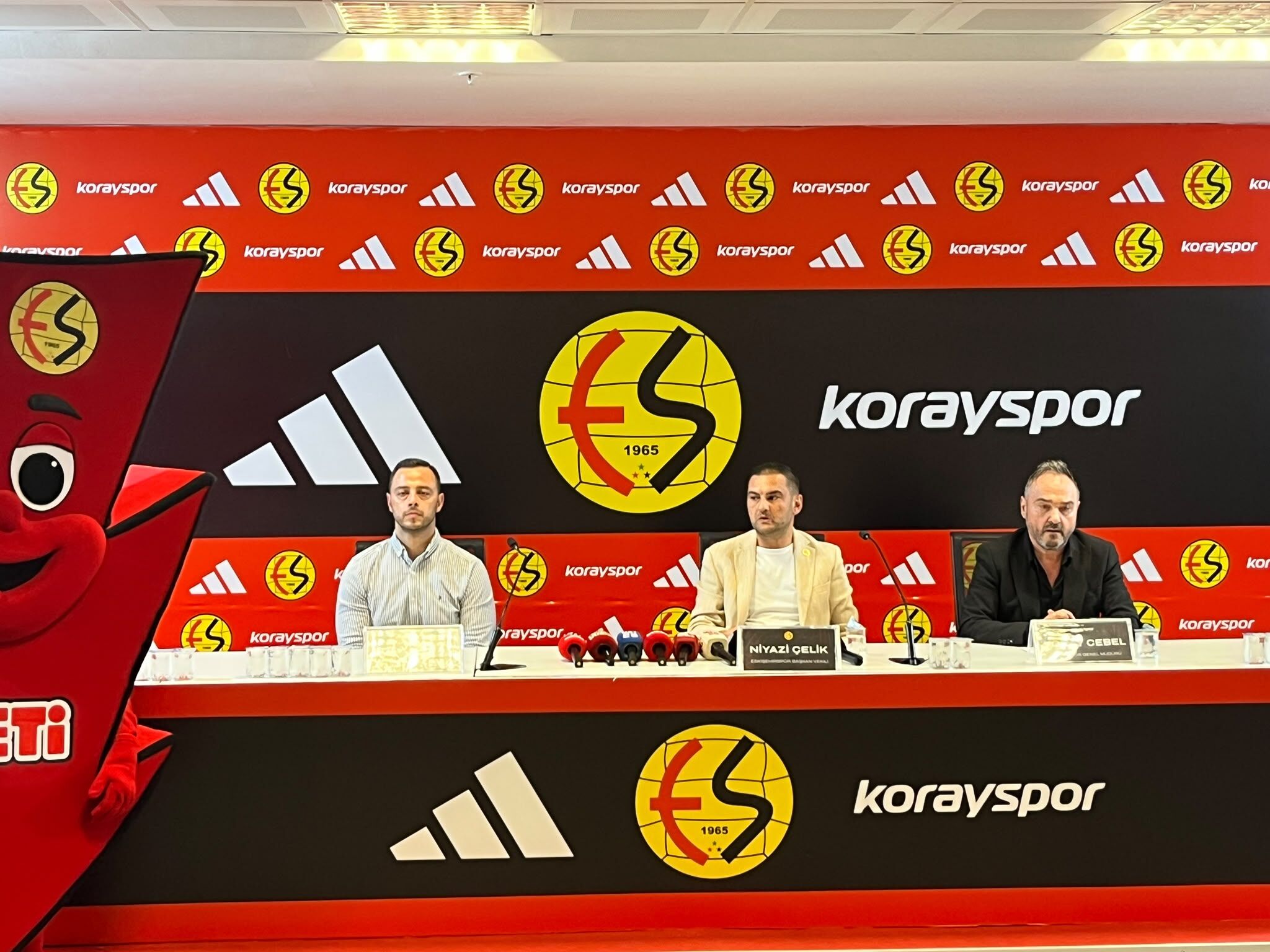 Eskişehirspor 2026 2027 Sezonu Formalarını Tanıttı