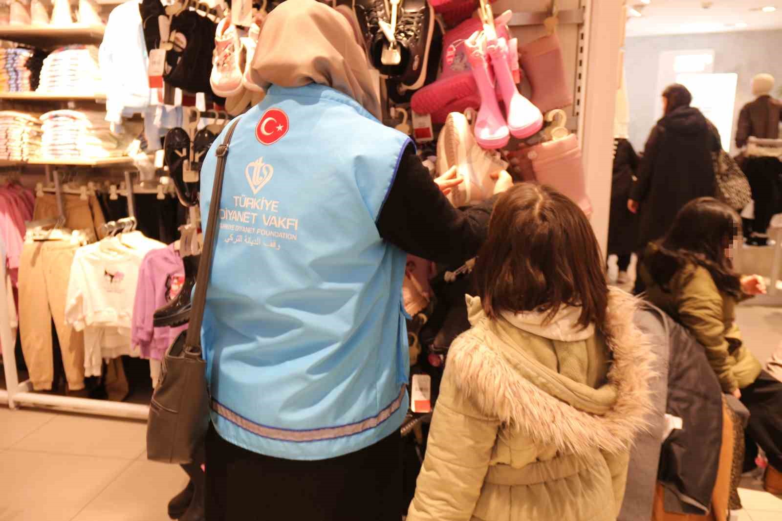 eskisehirde-diyanet-vakfindan-miniklere-kiyafet-yardimi