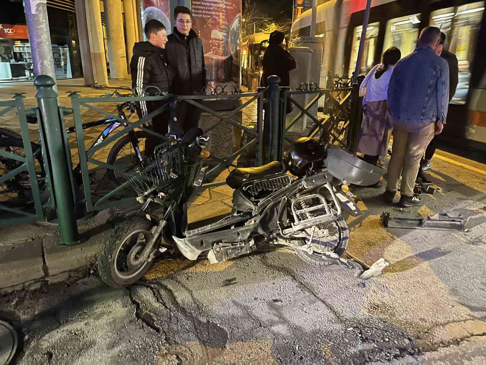 hatali-donus-yapan-otomobille-elektrikli-bisiklet-carpisti