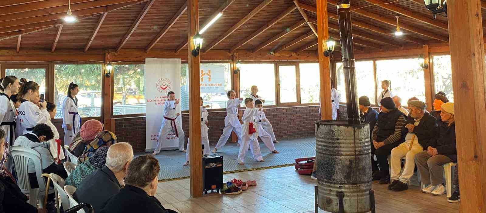 huzurevindeki-yaslilar-kusaklar-arasi-bulusma-programinda-genc-sporcularla-bir-araya-geldi