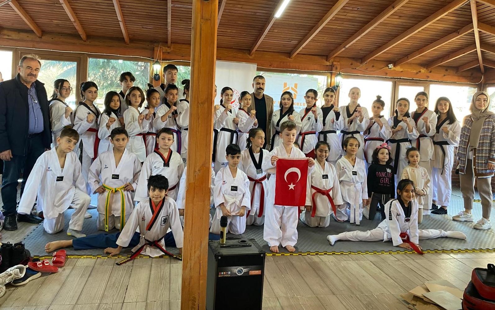 huzurevindeki-yaslilar-kusaklar-arasi-bulusma-programinda-genc-sporcularla-bir-araya-geldi