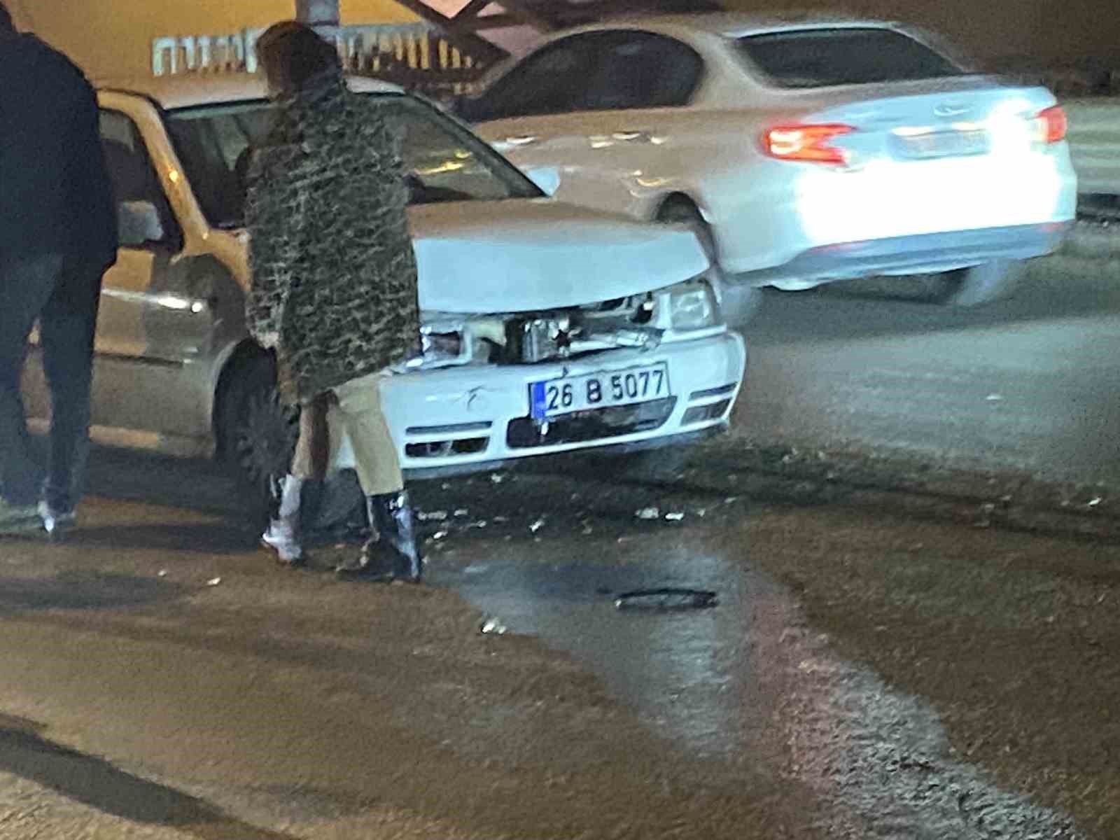 kopru-uzerinde-3-aracin-karistigi-zincirleme-kaza-trafigi-kilitledi
