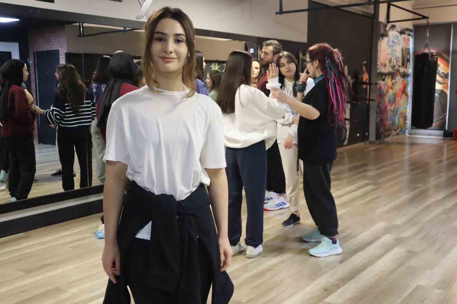 liseli-kiz-ogrenciler-tehlikelere-karsi-savunma-sanati-ogreniyor