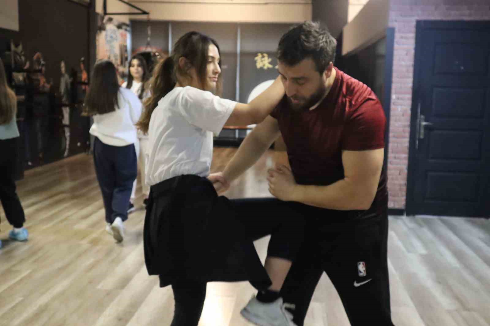 liseli-kiz-ogrenciler-tehlikelere-karsi-savunma-sanati-ogreniyor