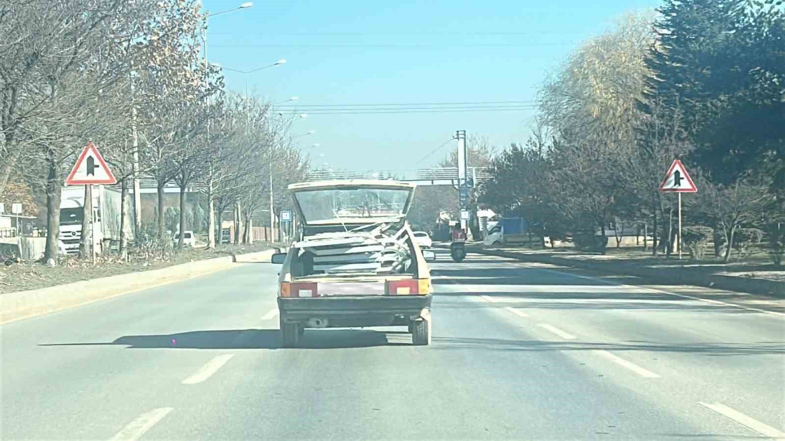 otomobilin-bagajindaki-duzensiz-yuklerle-trafigi-tehlikeye-atti