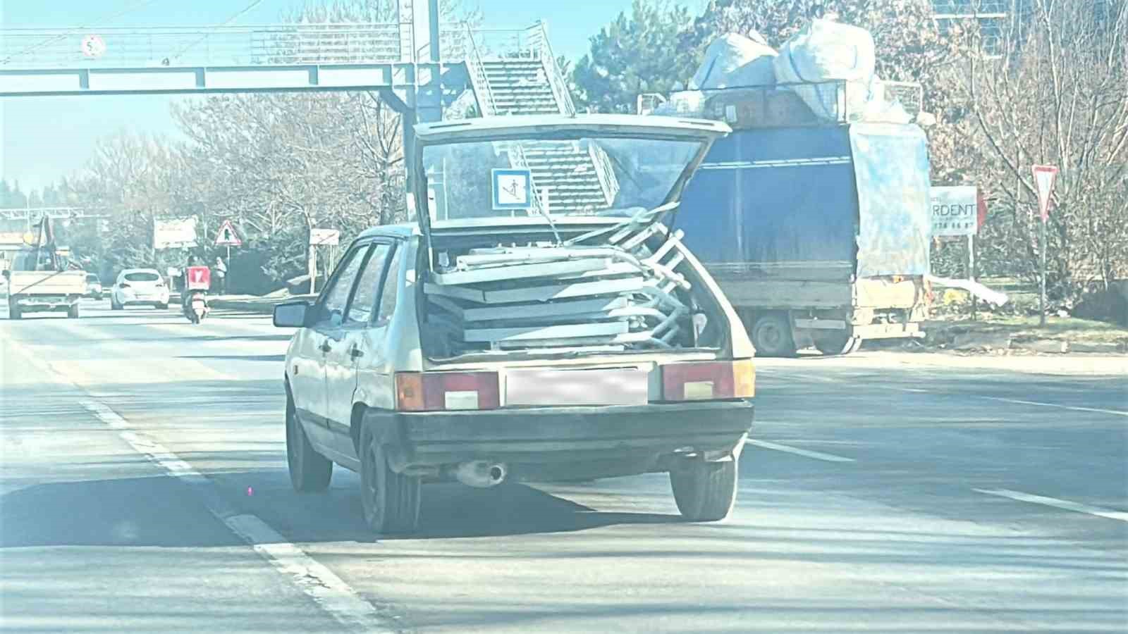 otomobilin-bagajindaki-duzensiz-yuklerle-trafigi-tehlikeye-atti