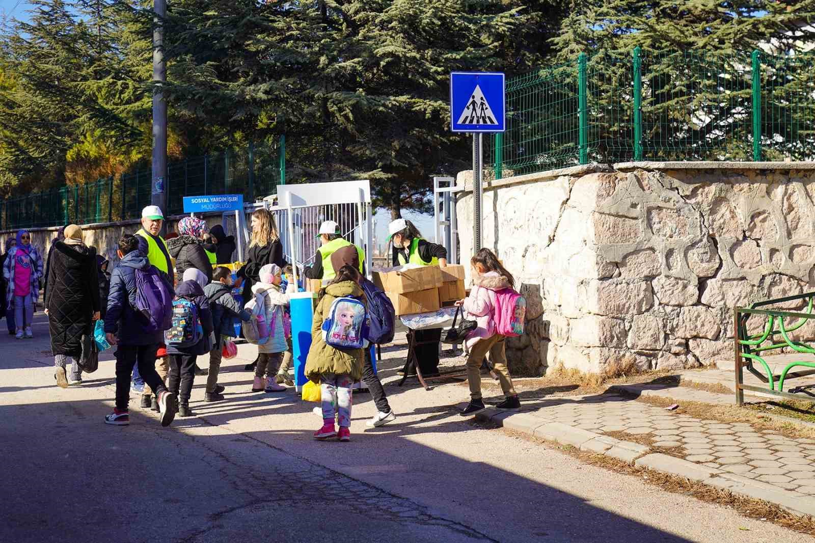 tepebasindan-ilkokul-ogrencilerine-beslenme-destegi-devam-ediyor