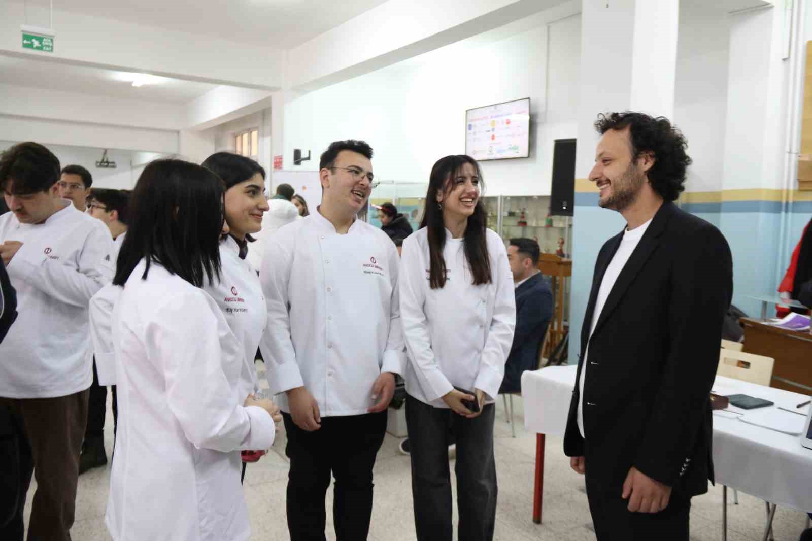unlu-sef-bugra-ozdemir-turizm-fakultesi-ogrencileriyle-bulustu